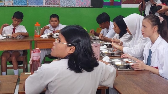 Para siswa SLB Cahaya Jaya, Kelapa Gading saat menerima menu makan bergizi gratis (MBG). (Suara.com/Lilis Varwati)