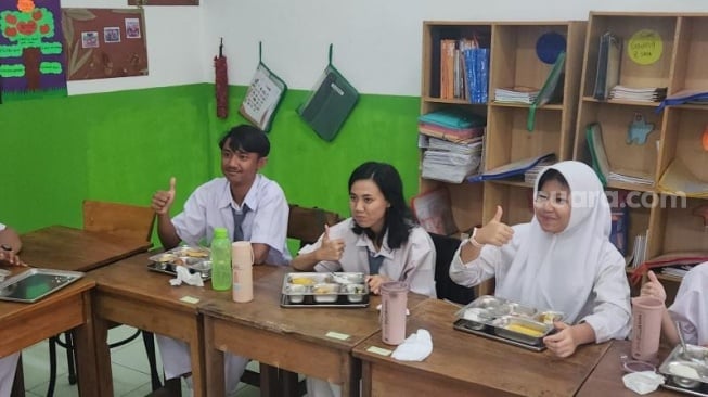 Ekspresi siswa Sekolah Luar Biasa (SLB) B dan C Cahya Jaya, Kelapa Gading, Jakarta Utara saat menyantap menu program makan bergizi gratis. (Suara.com/Fakhri)