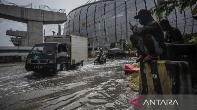  Kendaran melintasi banjir rob di Jalan R.E. Martadinata, Tanjung Priok, Jakarta, Selasa (17/12/2024). ANTARA FOTO/Aprillio Akbar