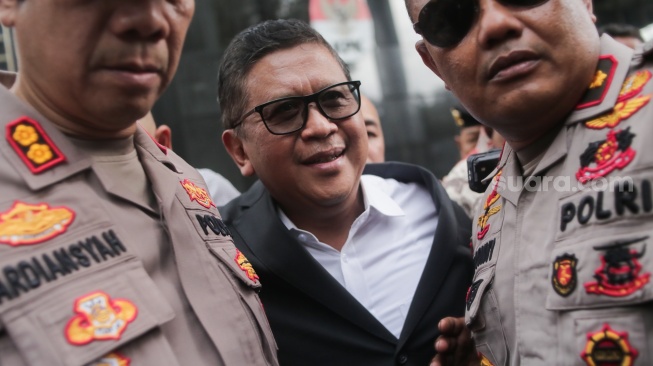 Sekjen PDIP Hasto Kristiyanto (tengah) usai menjalani pemeriksaan di Gedung Merah Putih KPK, Jakarta, Senin (13/1/2025). [Suara.com/Alfian Winanto]