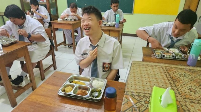 Siswa SLB 2 Kali Lepehkan Lauk Makan Bergizi Gratis, Kenapa?