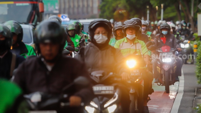 Kendaraan terjebak kemacetan di Jalan Jenderal Sudirman, Jakarta, Senin (13/1/2025). [Suara.com/Alfian Winanto]