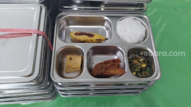 Penampakan menu makan bergizi gratis (MBG) di SLB Cahaya Jaya, Kelapa Gading. (Suara.com/Lilis)