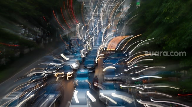 Kendaraan terjebak kemacetan di Jalan Jenderal Sudirman, Jakarta, Senin (13/1/2025). [Suara.com/Alfian Winanto]