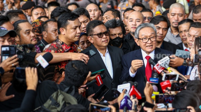 Sekjen PDIP Hasto Kristiyanto (tengah) usai menjalani pemeriksaan di Gedung Merah Putih KPK, Jakarta, Senin (13/1/2025). [Suara.com/Alfian Winanto]