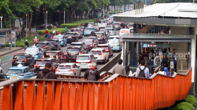 Kendaraan terjebak kemacetan di Jalan Jenderal Sudirman, Jakarta, Senin (13/1/2025). [Suara.com/Alfian Winanto]