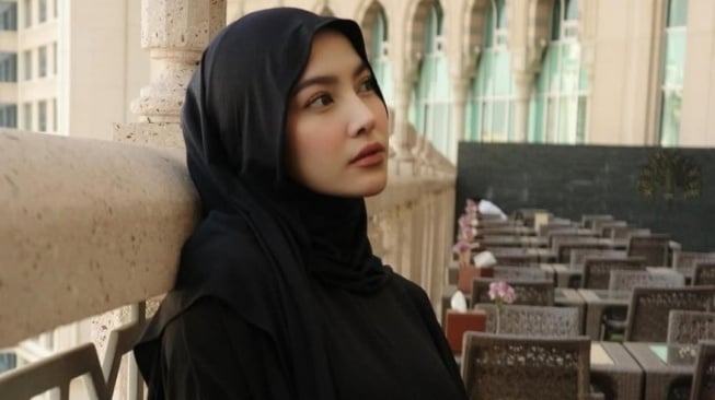 Gaya Hijab Mahalini saat Perdana Umrah usai Jadi Mualaf Bikin Netizen Heran: Kok ...