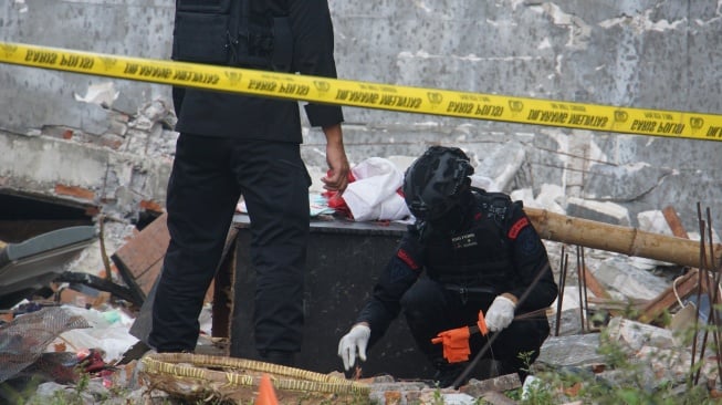 Tim Gegana Polda Jatim melakukan penyisiran di rumah lokasi ledakan milik anggota Polisi di Desa Sumolawang, Kecamatan Puri, Kabupaten Mojokerto, Jawa Timur, Senin (13/1/2025). [ANTARA FOTO/Syaiful Arif/YU]