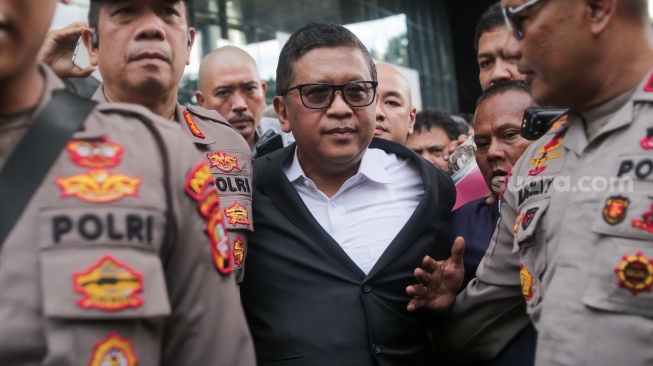 Sekjen PDIP Hasto Kristiyanto (tengah) usai menjalani pemeriksaan di Gedung Merah Putih KPK, Jakarta, Senin (13/1/2025). [Suara.com/Alfian Winanto]