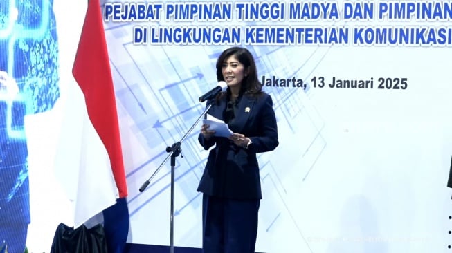 Menkomdigi Meutya Hafid melantik jajaran pejabat baru Kementerian Komdigi pada Senin (13/1/2025). [Screenshot YouTube Komdigi]