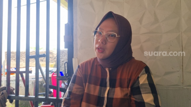 Istri Sandy Permana, Ade Andriani ditemui di kediamannya di kawasan Cibarusah, Kabupaten Bekasi, Jawa Barat, Senin (13/1/2025). [Suara.com/Tiara Rosana]