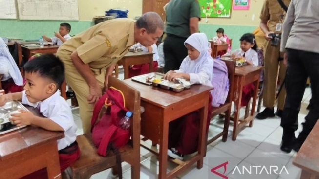 Makan Bergizi Gratis Mulai Berlangsung di Solo, Ini Kata Teguh Prakosa