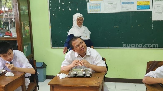 Ekspresi siswa Sekolah Luar Biasa (SLB) B dan C Cahya Jaya, Kelapa Gading, Jakarta Utara saat menyantap menu program makan bergizi gratis. (Suara.com/Fakhri)