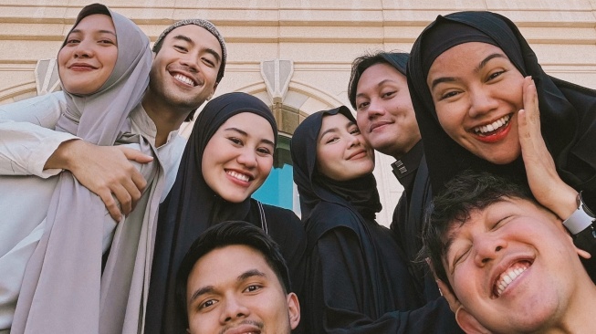 Potret Vidi Aldino, Sheila Dara dan Mahalini Cs saat ibadah umrah. [Instagram/@vidialdiano]