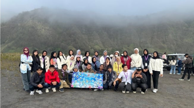 Gacor! Menjelajahi Gunung Bromo dengan Mobil Jeep Bareng Agasthya Veintisia