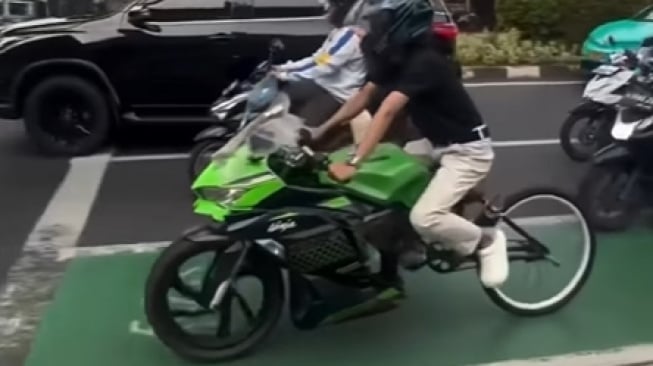 Potret modifikasi Kawasaki Ninja nyeleneh (Instagram)