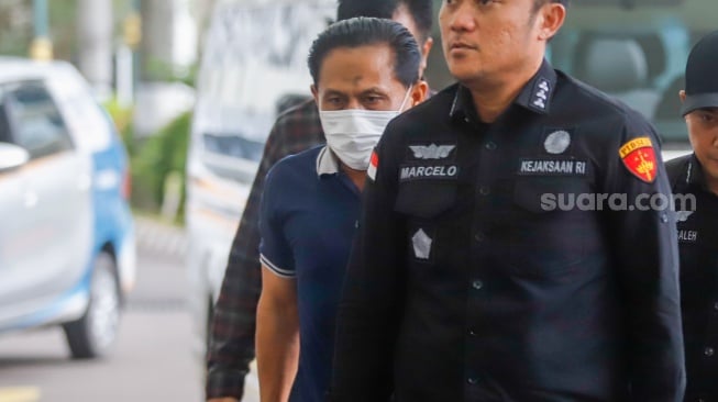 Mantan Ketua Pengadilan Negeri (PN) Surabaya, Rudi Suparmono (tengah) saat tiba di Kejaksaan Agung, Jakarta, Selasa (14/1/2025). [Suara.com/Alfian Winanto]