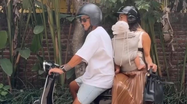 Momen Irfan Bachdim Mengendarai Vespa Klasik Bersama Anak dan Istri. (Foto: IG/ibachdim)