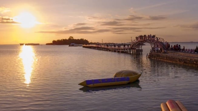 Menyaksikan Pesona Pulau Tidung dari Atas Jembatan Cinta yang Ikonik