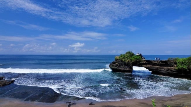 Menikmati Liburan di Pantai Senggigi yang Kaya Akan Pesona Alam Bawah Laut