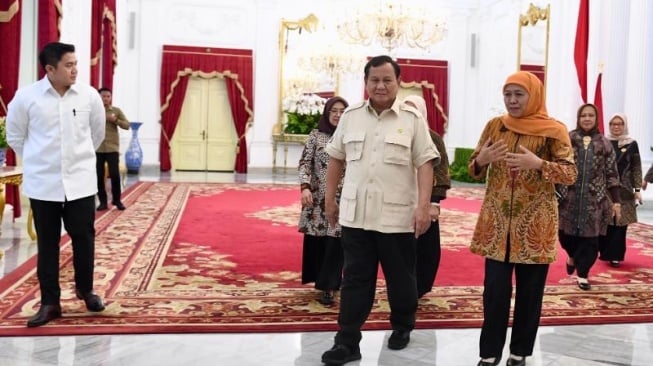 Presiden Prabowo Subianto menerima Ketua Umum Pimpinan Pusat (PP) Muslimat Nahdlatul Ulama (NU), Khofifah Indar Parawansan, bersama jajaran pengurus Muslimat NU di Istana Merdeka, Jakarta. (Foto: Cahyo - Biro Pers Sekretariat Presiden)