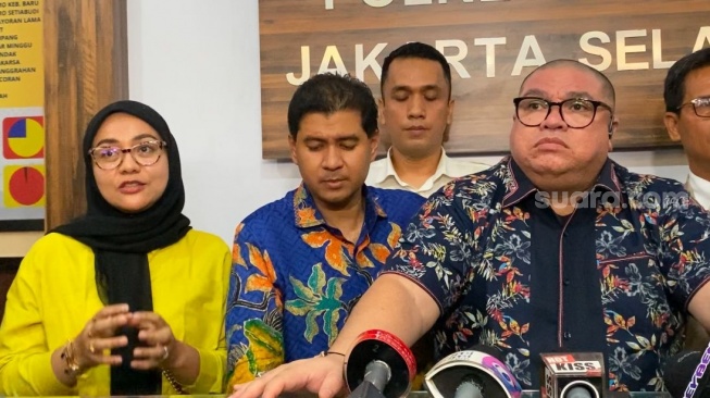 Razman Arif Nasution dan istrinya, Ade Suryani saat ditemui di Polres Metro Jakarta Selatan, Selasa (14/1/2025). [Suara.com/Tiara Rosana]