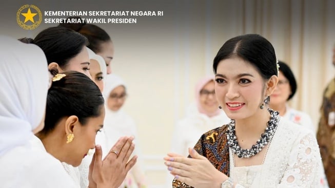 Selvi Ananda memakai kebaya. [Instagram/@setwapres.id]