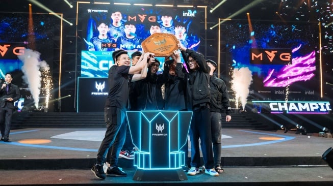 DOTA 2 Champion MAG Lifting the APAC Predator League Shield. [Acer]