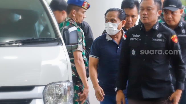 Mantan Ketua Pengadilan Negeri (PN) Surabaya, Rudi Suparmono (tengah) saat tiba di Kejaksaan Agung, Jakarta, Selasa (14/1/2025). [Suara.com/Alfian Winanto]