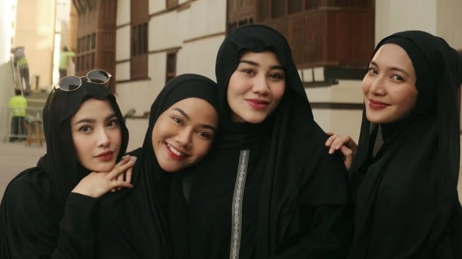 Inspirasi Pasmina 'Meleyot' Aaliyah Massaid dan Mahalini (Instagram)