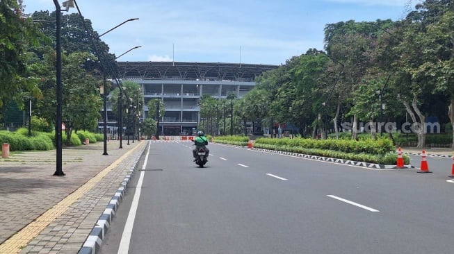 Kondisi kawasan Stadion Utama Gelora Bung Karno (SUGBK), Senayan, Jakarta, yang merupakan markas Timnas Indonesia terihat sepi pada Rabu (15/1/2025). Sebelumnya, kawasan ini sempat diserbu pemburu koin jagat. (Suara.com/Adie Prasetyo Nugraha).