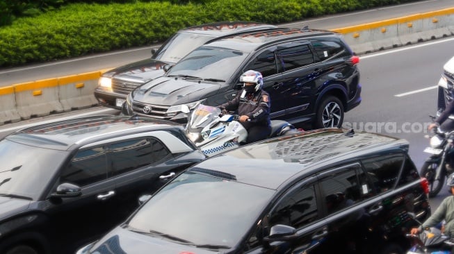 Petugas Patroli dan Pengawalan (Patwal) saat melintas di Jalan Jendral Sudirman, Jakarta, Rabu (15/1/2025). [Suara.com/Alfian Winanto]