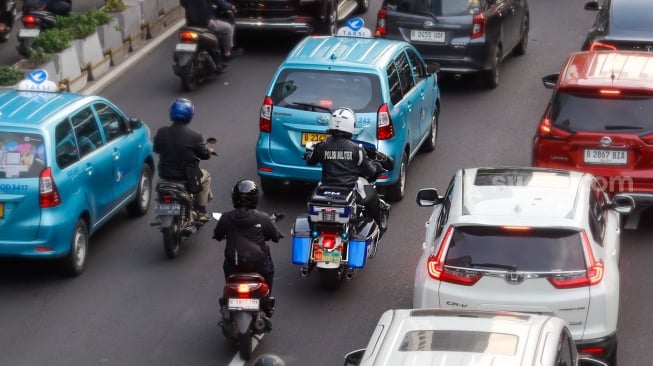 Petugas Patroli dan Pengawalan (Patwal) saat melintas di Jalan Jendral Sudirman, Jakarta, Rabu (15/1/2025). [Suara.com/Alfian Winanto]