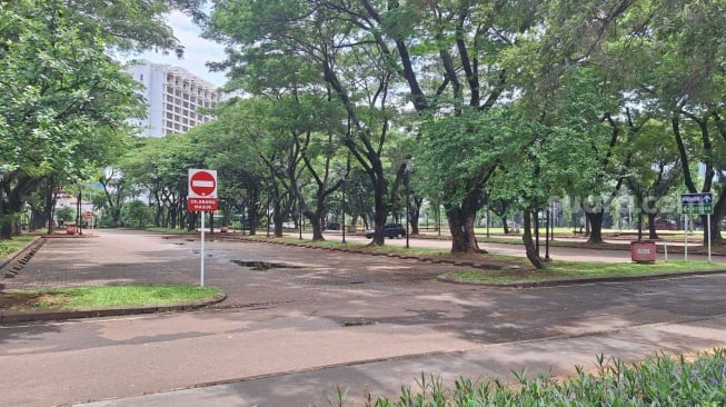 Kondisi kawasan Stadion Utama Gelora Bung Karno (SUGBK), Senayan, Jakarta, yang merupakan markas Timnas Indonesia terihat sepi pada Rabu (15/1/2025). Sebelumnya, kawasan ini sempat diserbu pemburu koin jagat. (Suara.com/Adie Prasetyo Nugraha).