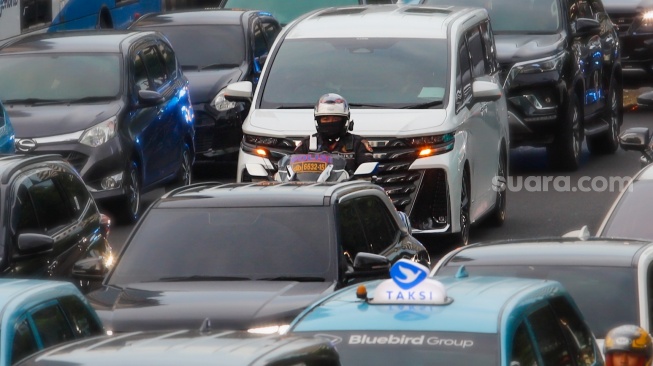 Petugas Patroli dan Pengawalan (Patwal) saat melintas di Jalan Jendral Sudirman, Jakarta, Rabu (15/1/2025). [Suara.com/Alfian Winanto]