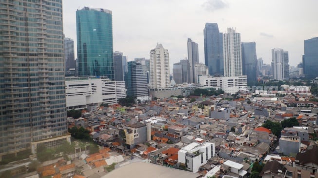 Suasana perumahan dan gedung bertingkat di Jakarta, Rabu (15/1/2025). [Suara.com/Alfian Winanto]