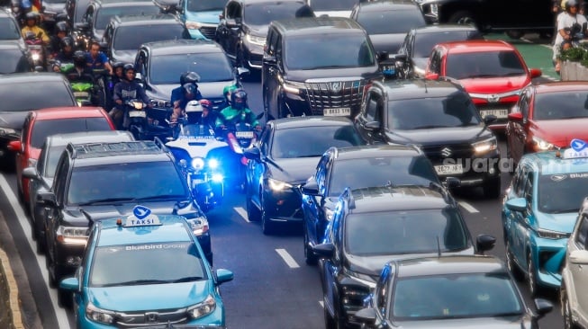 Petugas Patroli dan Pengawalan (Patwal) saat melintas di Jalan Jendral Sudirman, Jakarta, Rabu (15/1/2025). [Suara.com/Alfian Winanto]