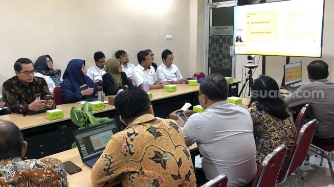 Jajaran Pemda DIY dan BPS DIY menggelar rilis tahunan terkait tingkat kemiskinan dan ketimpangan pengeluaran warga DIY di kantor BPS DIY, Bantul, Rabu (15/1/2025). [Suarajogja.id/Baktora]