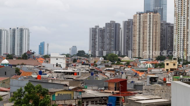 Suasana perumahan dan gedung bertingkat di Jakarta, Rabu (15/1/2025). [Suara.com/Alfian Winanto]