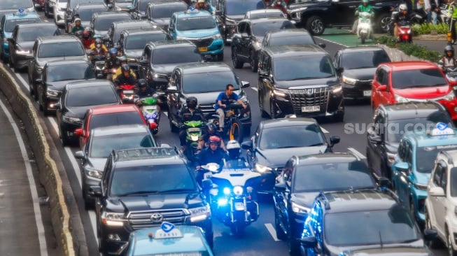 Petugas Patroli dan Pengawalan (Patwal) saat melintas di Jalan Jendral Sudirman, Jakarta, Rabu (15/1/2025). [Suara.com/Alfian Winanto]