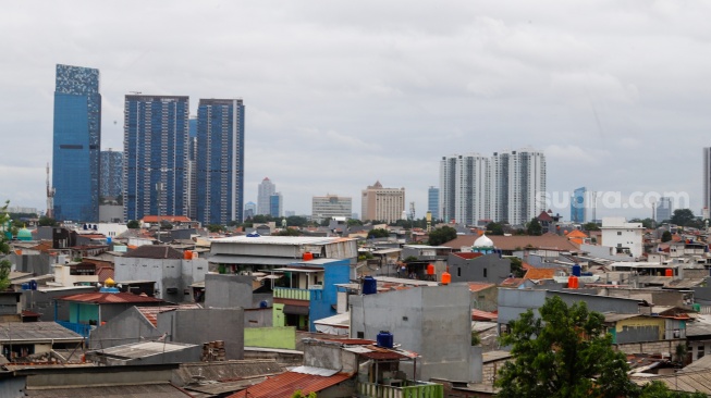 Suasana perumahan dan gedung bertingkat di Jakarta, Rabu (15/1/2025). [Suara.com/Alfian Winanto]