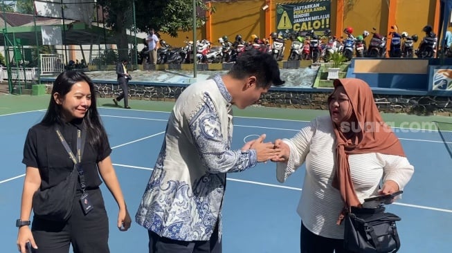 Baim Wong disapa pengunjung sidang di Pengadilan Agama Jakarta Selatan, Rabu (15/1/2025).