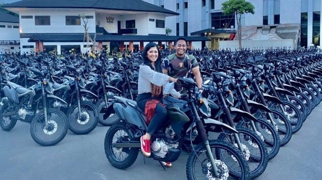 Meutya Hafid dan Andika Perkasa bersama Kawasaki KLX (X)