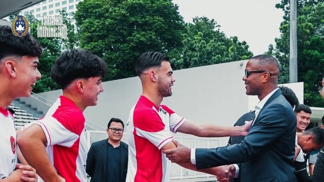 Patrick Kluivert menyambangi latihan Timnas Indonesia U-20 termasuk bertemu para pemain keturunan dan bersalaman dengan striker Jens Raven di Stadion Madya, Senayan, Jakarta. [Dok. IG/@timnasindonesia]