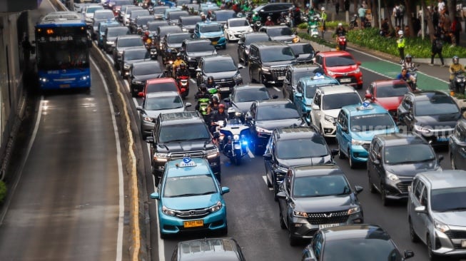 Petugas Patroli dan Pengawalan (Patwal) saat melintas di Jalan Jendral Sudirman, Jakarta, Rabu (15/1/2025). [Suara.com/Alfian Winanto]