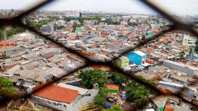 Suasana perumahan dan gedung bertingkat di Jakarta, Rabu (15/1/2025). [Suara.com/Alfian Winanto]