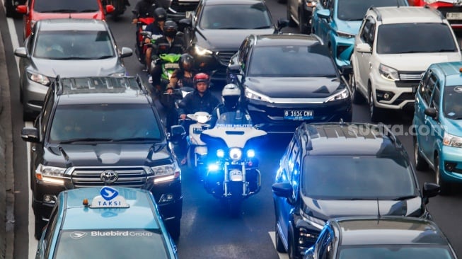 Petugas Patroli dan Pengawalan (Patwal) saat melintas di Jalan Jendral Sudirman, Jakarta, Rabu (15/1/2025). [Suara.com/Alfian Winanto]