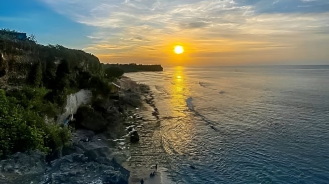 Pantai Balangan, Pesona Wisata dengan Panorama Sunset Romantis di Bali