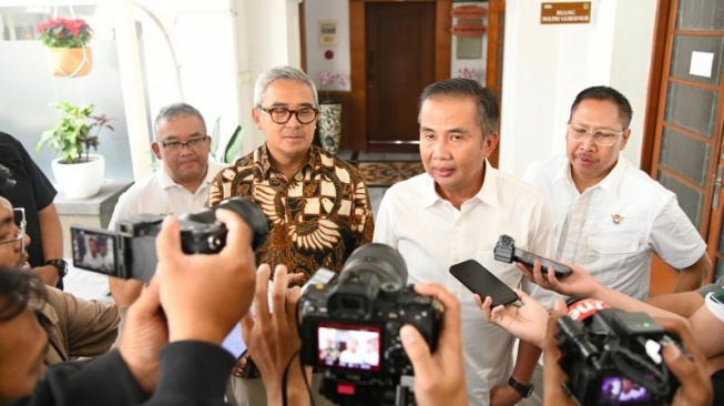 Pj Gubernur Jabar Bey Machmudin bersama Wali Kota Bandung terpilih Muhammad Farhan memberikan keterangan di Gedung Sate Bandung, Kamis (16/1/2025). ANTARA/HO-Pemprov Jabar