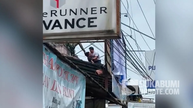 Tangkapan layar video Ifan Apriandi (27 tahun) dievakuasi setelah tersetrum saat memasang baliho di Kampung Cikukulu RT 18/05 Desa Cisande, Kecamatan Cicantayan, Kabupaten Sukabumi, Rabu (15/1/2025). | Foto: Dokumentasi Warga